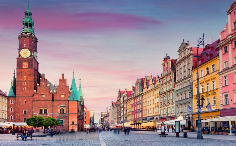 shu-Europe-Poland-Wroclaw-Market-Square-evening-sunset-490248235-Andrew-Mayovskyy-1440x823.jpg