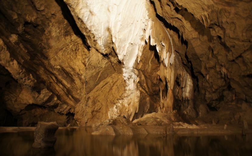 Belianska stalaktitų - stalagmitų urvus.jpg